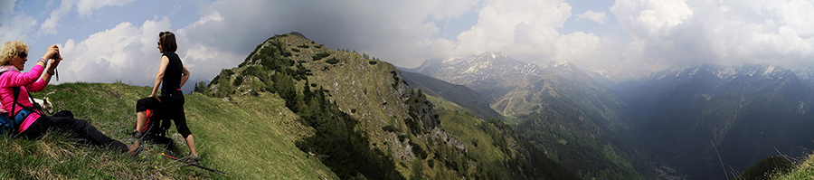 In cresta di vetta del Monte Brate con vista in anticima sud del Pizzo Vescovo